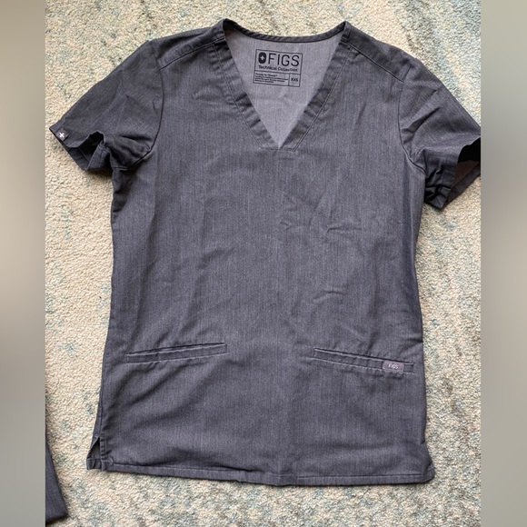 FIGS Casma Three Pocket Scrub Top - Picture 1 of 6